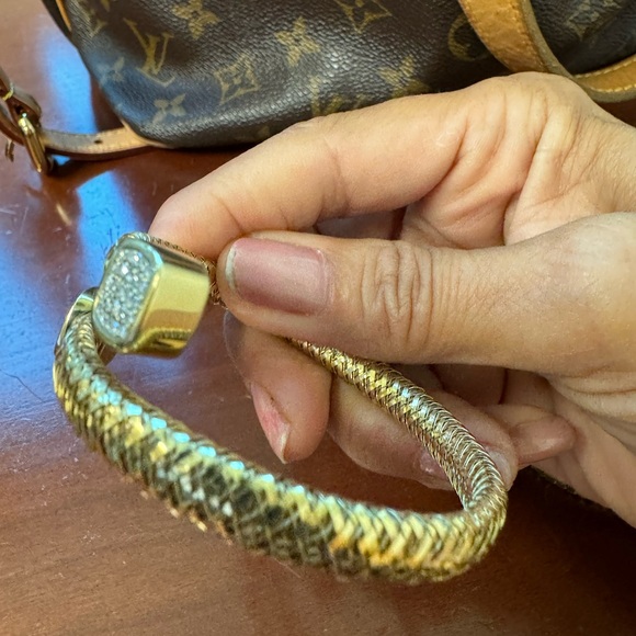 Authentic Roberto Coin Primavera Wrap Bangle with Diamonds – 18K Yellow Gold - Picture 9 of 13